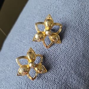 Vintage Sarah Coventry Gold-Tone Trillium Flower Clip On Earrings
